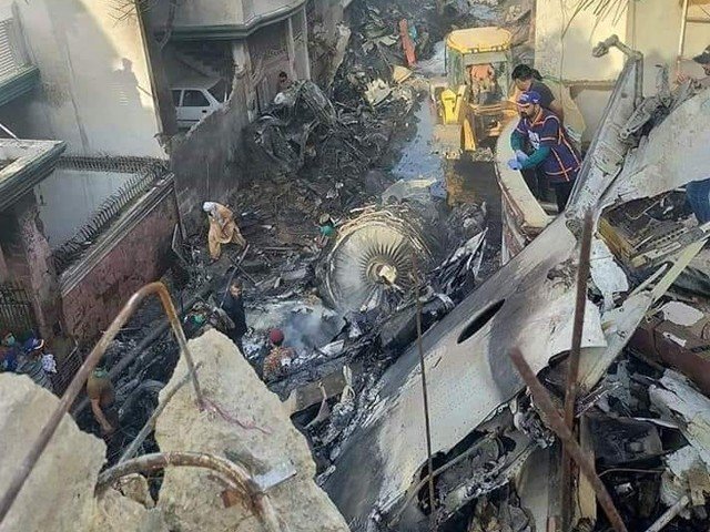 طیارہ حادثہ؛ تحقیقاتی ٹیم نے جہاز کے کپتان کا ریکارڈ طلب کر لیا