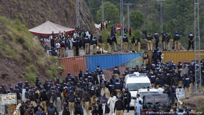 کشمیر: لاک ڈاؤن کے دوران کشیدگی، فون اور انٹرنیٹ معطل