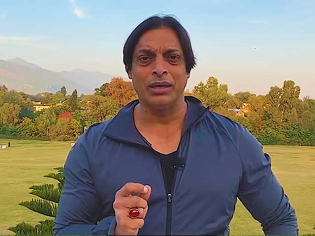 شعیب اختر نے شاہ رخ خان کا دستخط کردہ ہیلمٹ نیلامی کیلیے پیش کر دیا