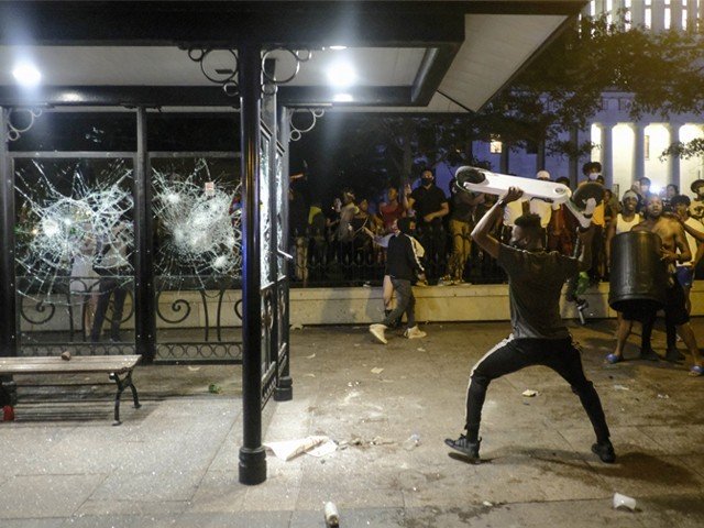 امریکا میں پولیس تحویل میں سیاہ فام کی ہلاکت کے خلاف پُر تشدد مظاہرے