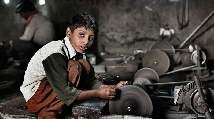 پھول جیسے بچوں سے سخت مشقت …!