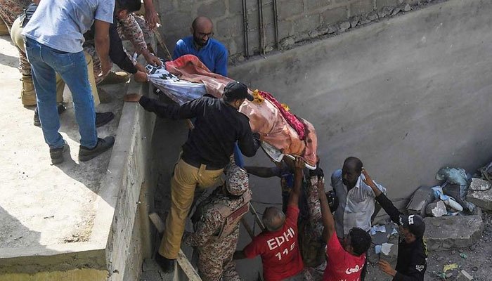 کراچی طیارہ حادثہ: ورثا نے مسافر شبیر احمد کی جگہ کسی اور کی تدفین کر دی