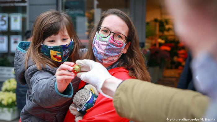 عالمی ادارہ صحت نے ماسک پہننے سے متعلق اپنا نکتہ نظر بدل لیا