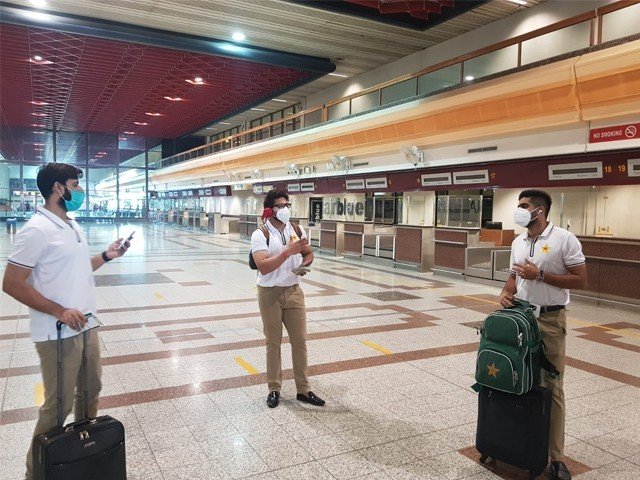 پاکستان کرکٹ کا 31 رکنی دستہ انگلینڈ پہنچ گیا