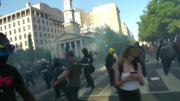 وائٹ ہاوس کے اطراف میں میدان جنگ کا منظر، پولیس اور مظاہرین شدید جھڑپیں