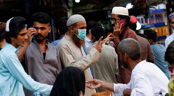 کورونا وائرس کا خطرہ ٹلا نہیں مگر عوام حفاظتی اقدامات سے دور ہونے لگے: سروے