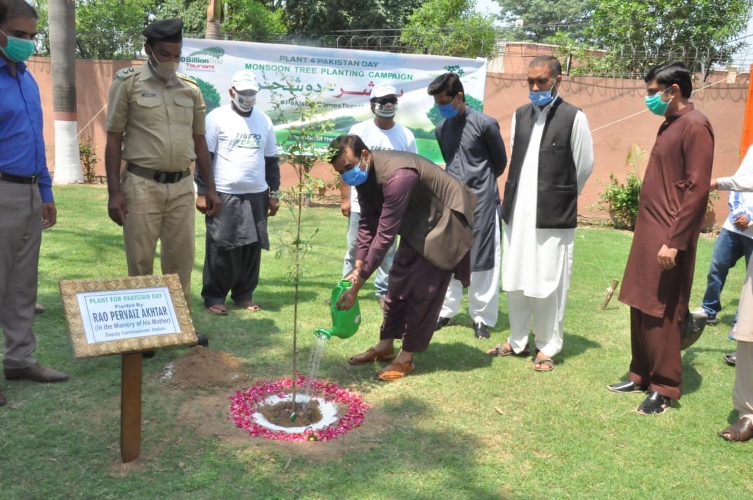 راؤ پرویز اختر نے فارسٹ ڈیپارٹمنٹ جہلم کے زیر اہتمام مون سون شجرکاری مہم 2020 /پلانٹ فار پاکستان ڈے کا افتتاح ڈی سی کمپلیکس میں پودا لگا کر کیا