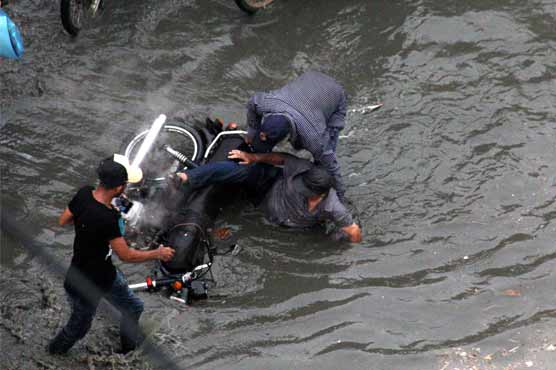 بادل برستے ہی کراچی ڈوب گیا، مختلف حادثات اور کرنٹ لگنے سے 4 افراد جاں بحق