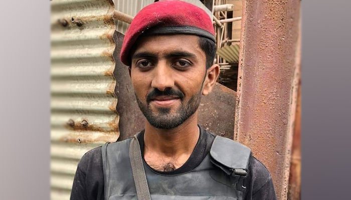 اسٹاک ایکسچینج پر دہشتگردوں کا حملہ ناکام بنانے والے اہلکار کے گھر میں جشن