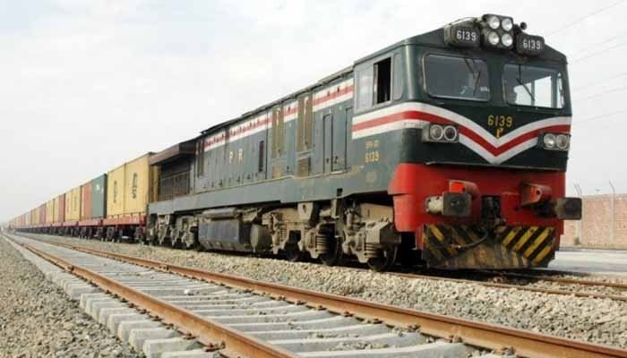 ریلوے 2 سال میں شدید مالی بحران کا شکار، 9 ارب روپے کا خسارہ بڑھ گیا