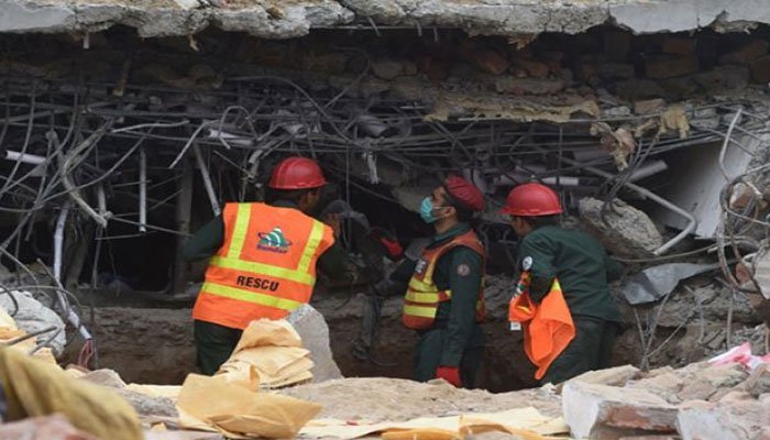 فیصل آباد: شدید بارش سے مکانوں کی چھت گر گئی، 2 خاندانوں کے 10 افراد جاں بحق