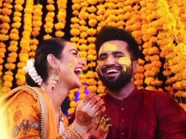 سارہ خان گلوکار فلک شبیر کے ساتھ شادی کے بندھن میں بندھ گئیں