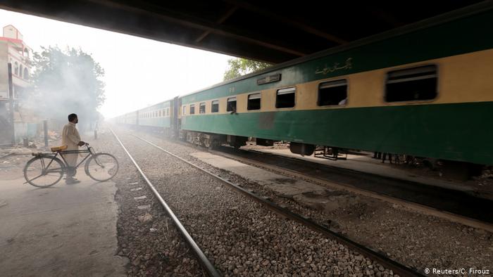 پاکستان میں ریل گاڑی بس سے ٹکرا گئی، انیس سکھ یاتری ہلاک