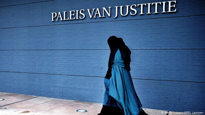 ہالینڈ میں برقع پر پابندی کا ایک سال، مسلمانوں کو تشدد اور امتیازی رویوں کا سامنا