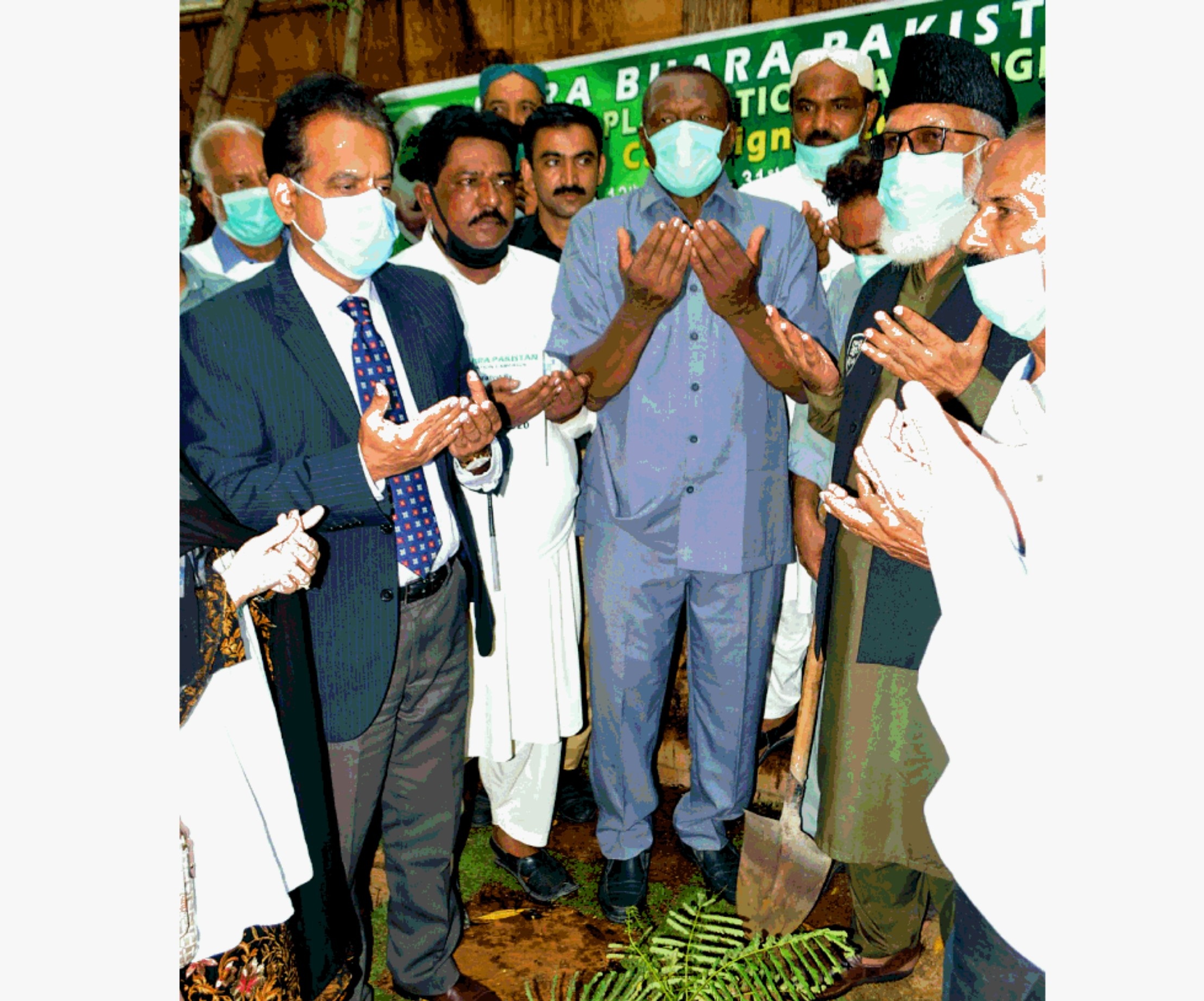 کمشنر کراچی افتخار شالوانی پودا لگا کر سرسبز کراچی مہم کا آغاز کر دیا