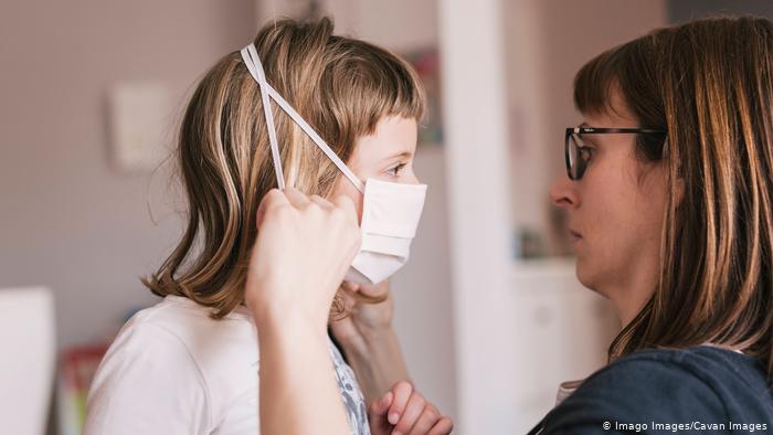 ماسک ہماری حفاظت کرتا ہے یا آس پاس موجود لوگوں کی؟