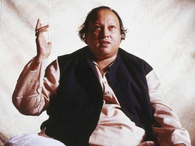 سروں کے شہنشاہ قوال نصرت فتح علی خان کو مداحوں سے بچھڑے 23 برس بیت گئے