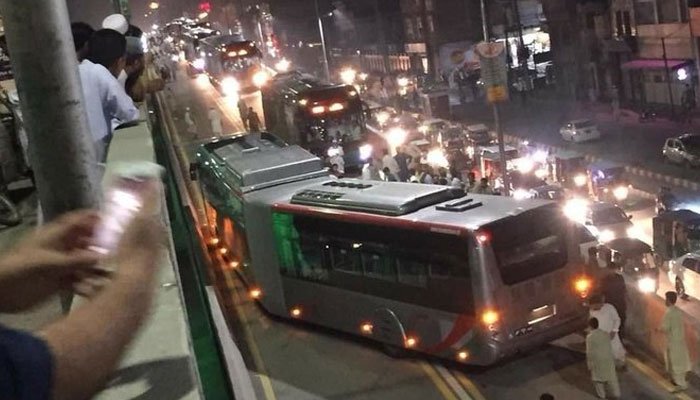 پشاور: بی آر ٹی بس اچانک خراب، مسافروں کو دوسرے اسٹیشن تک پیدل جانا پڑا