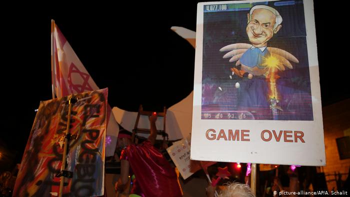 ’تمہارا وقت ختم ہوگیا‘: نیتن یاہو کے خلاف ہزاروں افراد کا احتجاج