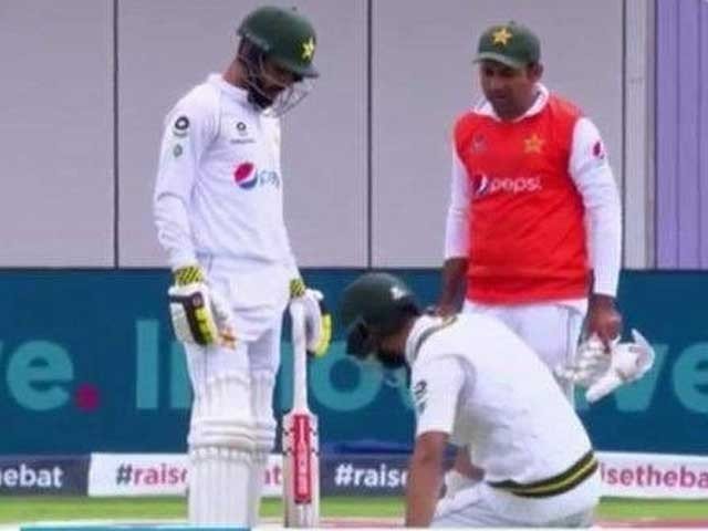 سرفراز احمد کا جوتے اٹھانا سابق پلیئرز کو ایک آنکھ نہ بھایا