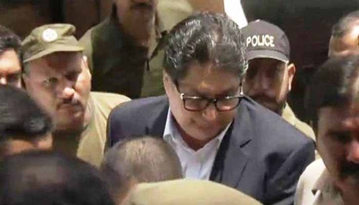 آمدن سے زائد اثاثوں کا کیس: فواد حسن فواد اور اہلخانہ پر فرد جرم عائد
