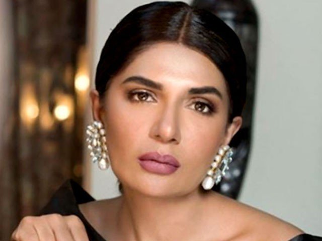 راحت کاظمی سے متعلق بیان پر شدید تنقید، عفت عمر نے وضاحتیں شروع کر دیں