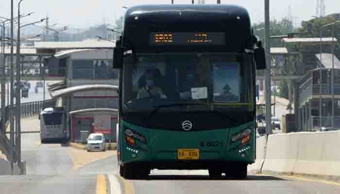 پشاور: بی آر ٹی کی دو بسیں خراب، مسافروں کو پیدل چلنا پڑا