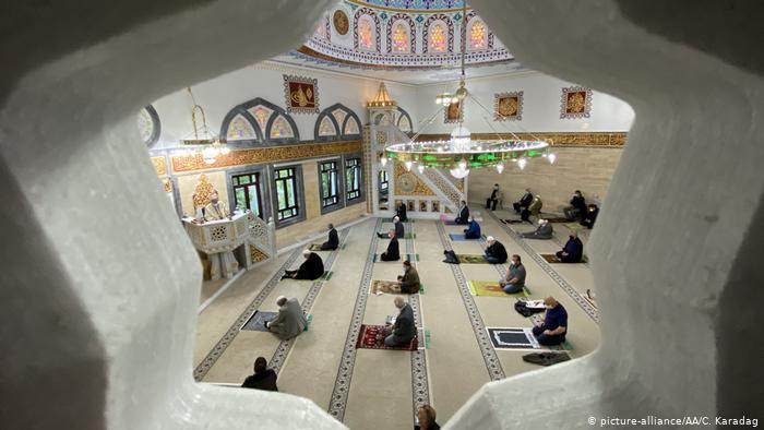 کورونا وائرس: فی الحال باجماعت نماز سے گریز یا احتیاط لازمq1`