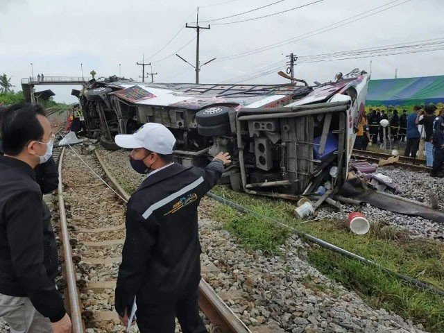 تھائی لینڈ میں بس اور ٹرین کے درمیان تصادم میں 20 افراد ہلاک اور 29 زخمی