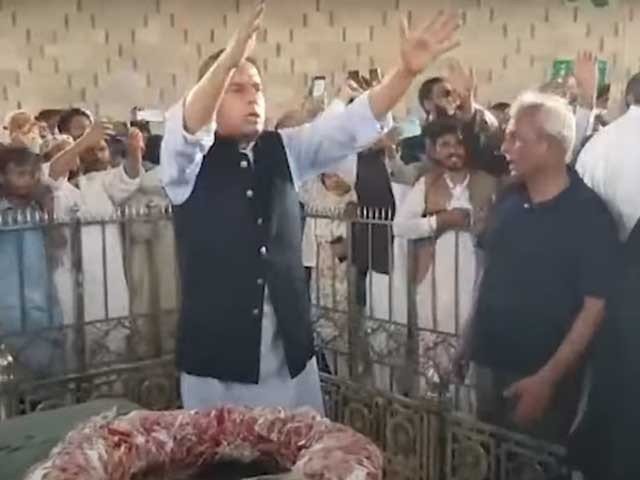 کیپٹن (ر) صفدر نے مزار قائد پر ’ووٹ کو عزت دو‘ کے نعرے لگوا دیے