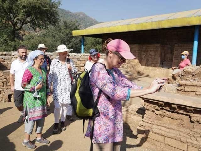 کورونا وبا میں کمی کے بعد کے پی میں غیر ملکی سیاحوں کی آمد شروع