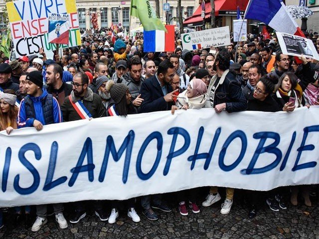 گستاخانہ خاکوں اور فرانسیسی صدر کے اسلام مخالف بیان پر مسلم دنیا سراپا احتجاج