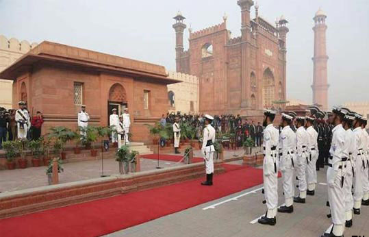 مفکر پاکستان علامہ اقبال کا آج 143 واں یوم پیدائش، مزار پر گارڈز تبدیلی کی تقریب