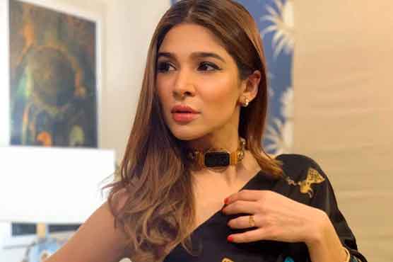 تعلیمی اخراجات پورے کرنے کیلئے والدہ سکول وین چلایا کرتی تھیں: عائشہ عمر کا انکشاف