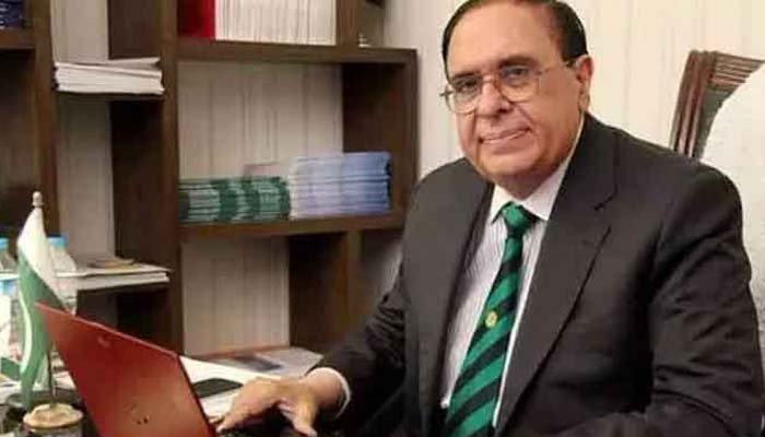 کورونا کی ویکسین سے متعلق خوشیاں منانا قبل از وقت ہے: ڈاکٹر عطاء الرحمان