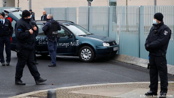 جرمن چانسلر کے دفتر کی عمارت کے گیٹ سے کار ٹکرا گئی