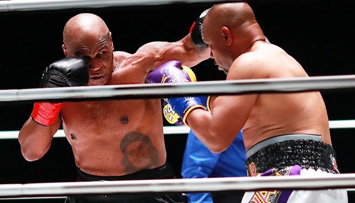 مائیک ٹائسن کی 15 سال بعد رنگ میں واپسی، حریف پر جم کر مکے برسائے