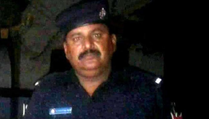 ملزمان کو پکڑنے کیلئے بیٹی کی جان اور عزت خطرے میں ڈالنے والا فرض شناس اہلکار