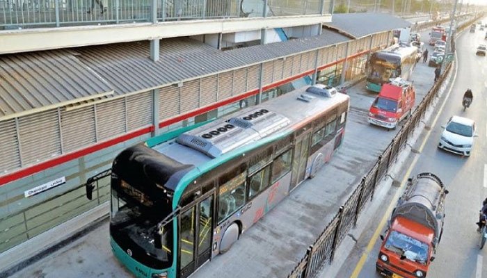 پشاور: کورونا ایس او پیز کی خلاف ورزی پر بی آر ٹی کے 14 مسافروں پر جرمانہ