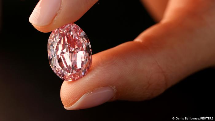 نایاب ’گلابی ہیرا‘ ریکارڈ قیمت میں نیلام