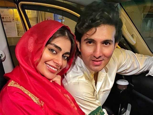 ماڈل صدف کنول کو سوشل میڈیا صارفین نے ایک بار پھر آڑے ہاتھوں لے لیا