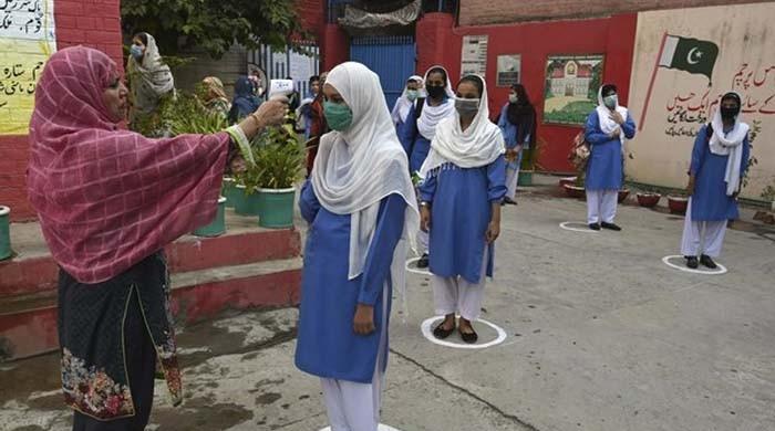 کورونا: ملک بھر میں تعلیمی ادارے کھلے رکھنے کا فیصلہ