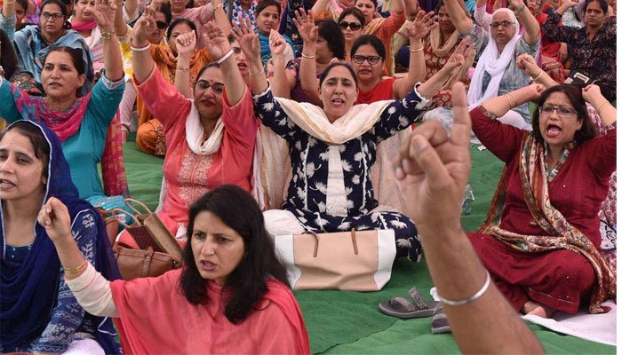 اسکولوں کی بندش کیخلاف خواتین اساتذہ کی ریلی