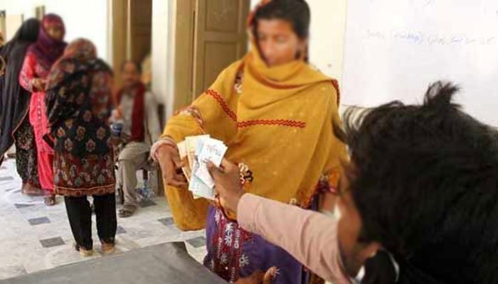 احساس کفالت مراکز میں مستحق خواتین کی رقم میں غیرقانونی کٹوتی کا انکشاف