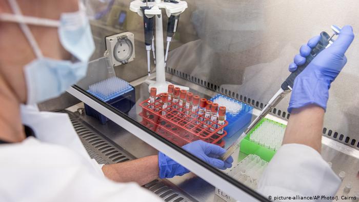 کورونا وائرس: برطانیہ نے نئی آکسفورڈ ویکسین کی منظوری دے دی