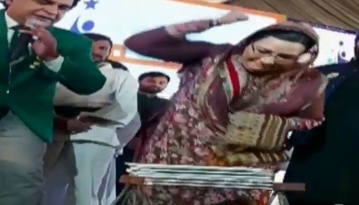 فردوس عاشق کا ٹائلیں توڑ کر پی ڈی ایم کو کرچی کرچی کرنے کا دعویٰ