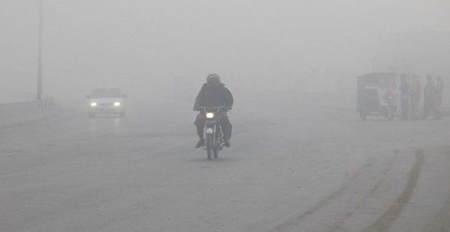 پنجاب: مختلف شہروں میں دھند سے ٹریفک کی روانی متاثر