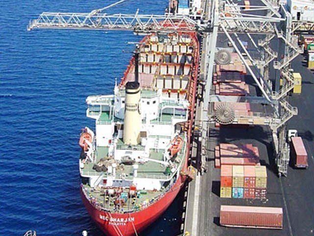 کراچی کی بندرگاہ پر امریکی سویابین کی آف لوڈنگ جاری