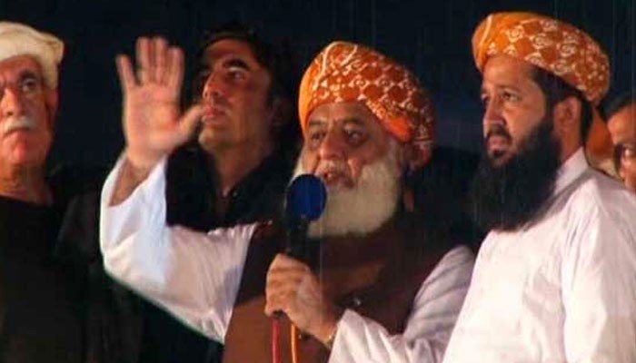 ہم نے کہا تھا ہر قیمت جلسہ کریں گے، بتاؤ تمہاری بات چلی یاہماری؟ فضل الرحمان