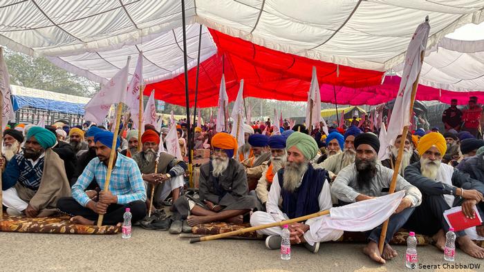 بھارت: کسانوں کی ملک گیر ہڑتال سے عوامی زندگی متاثر